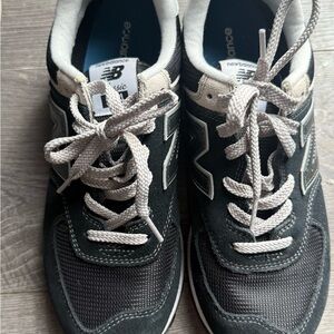 New Balance Classic Black and Gray Sneakers
Men 9.5 and woman’s 11